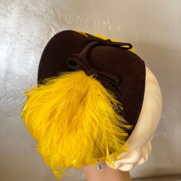 GRACEFUL1940s\' BROWN FELT HALF CAP WITH MAGNIFICENT YELLOW FEATHERS